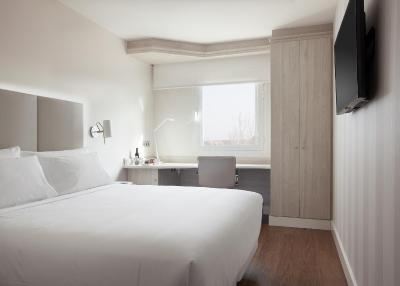 #spain @ Hotel
NH Barajas Airport discount motels /The hotel is located about 250 meters from the nearest metro station – You need only 30 minutes to get to the centre of Madrid. Nice staff, straight and cosy rooms. Free transfer … #Market